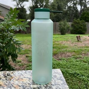 Like-new Starbucks beverage container
